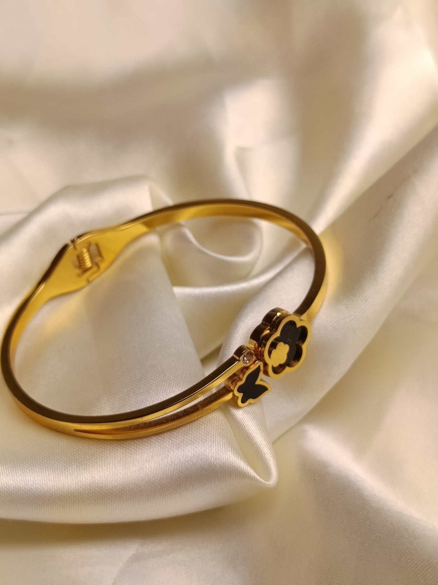 Anti Tarnish clover bangle bracelet