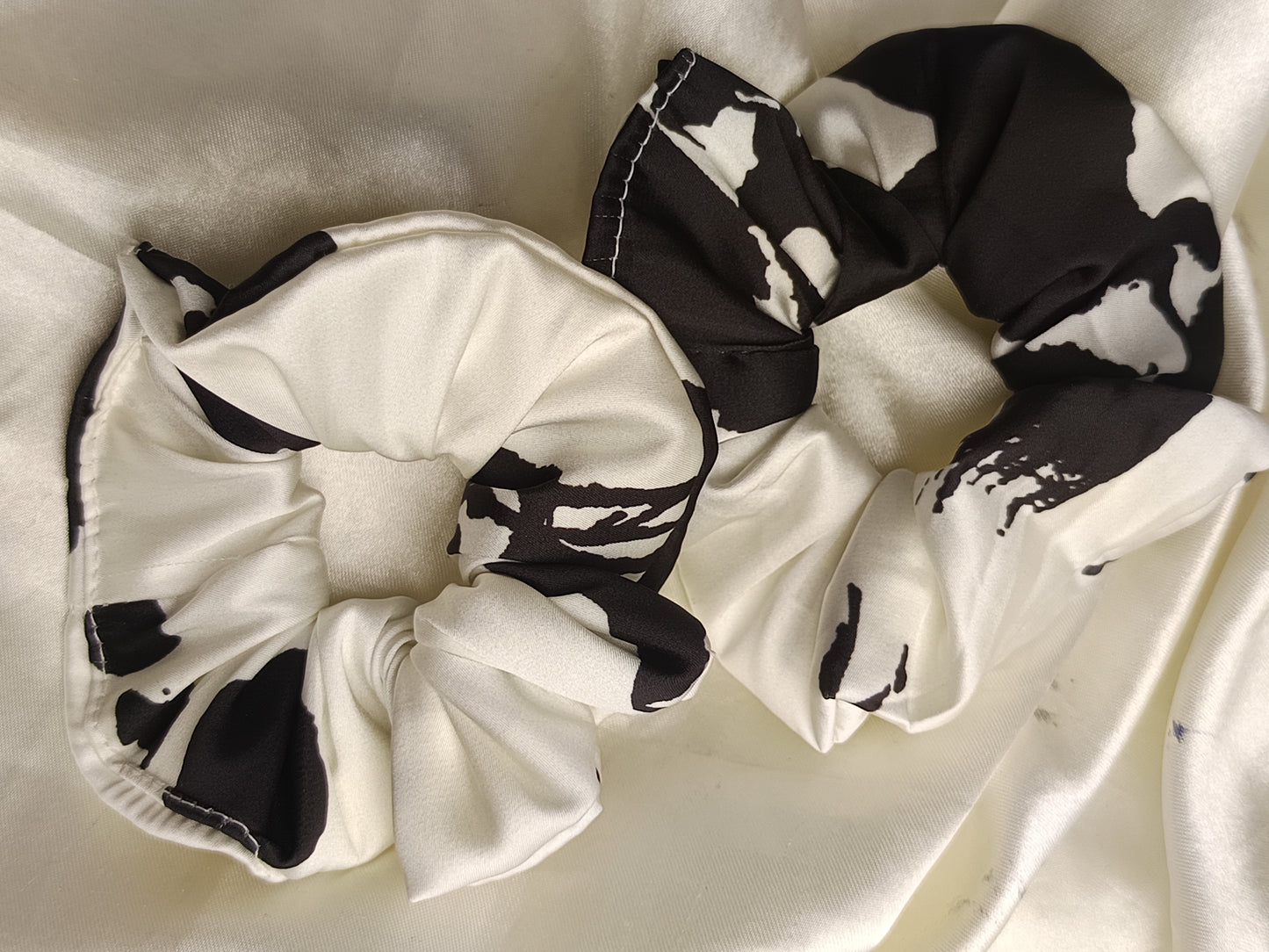 Set of 2 Printed White Black Scrunchies