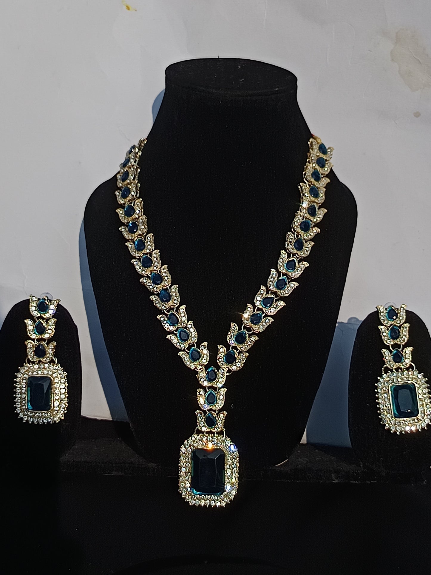 American diamond and Blue stone Necklace Set